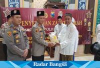 Kapolres Lamongan AKBP Yakhob Silvana Delareskha, S.I.K., M.Si dengan didampingi oleh Wakapolres Kompol Akay Firly dan para Pejabat Utama saat pembagian Zakat Fitrah yang digelar di Masjid Al Busrah pada Jumat siang, (14/04/2024) ( Dok foto Polres Lamongan for RadarBangsa.o.id)