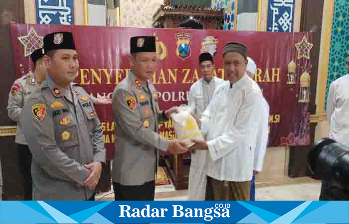 Kapolres Lamongan AKBP Yakhob Silvana Delareskha, S.I.K., M.Si dengan didampingi oleh Wakapolres Kompol Akay Firly dan para Pejabat Utama saat pembagian Zakat Fitrah yang digelar di Masjid Al Busrah pada Jumat siang, (14/04/2024) ( Dok foto Polres Lamongan for RadarBangsa.o.id)