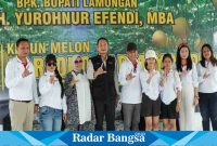 Bupati Lamongan Yuhronur Efendi saat laksanakan petik perdana melon hidroponik di Kebun Melon Hartono Farm Mandiri, Ngimbang, Minggu (2/4). (Dok foto Pemkab)