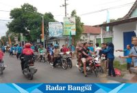 Owner CV. Hanyn Jaya Grup, Yenny Dwi Rachmawati, SE, membagikan takjil kepada pengguna jalan (foto: Rurin)