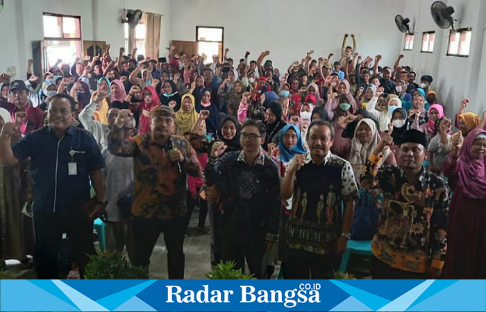 Kegiatan sosialisasi Keselamatan dan Kesehatan Kerja (K3) di Balai Desa Surat Kecamatan Mojo (foto: Rurin)