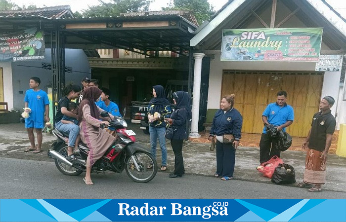 Mbak Yenny bersama Pemuda Kromasan membagikan takjil di pinggir jalan  (foto: Rurin/Hikam