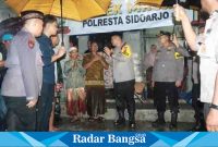 Kapolresta beri batuan semen dll,Musholad Darusalam  ,Kamis(20/4) di Tulangan (Foto : Rino Tutuko )