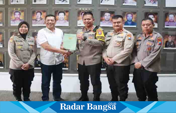 Kapolresta terimah Sertifiat tanah Polairud ,Kamis (20/4) di Polresta (Foto :Rino Tutuko )