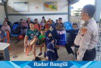 Polsek tangulangi pantau langsung para penumpang,Senin (24/4) di Tangulangin (Fotom: Rino Tutuko )