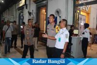  Kapolresta tinjau arus mudik di stasiun ,(Selasa 25/4) di Sidoarjo (Foto : Rino Tutuko )