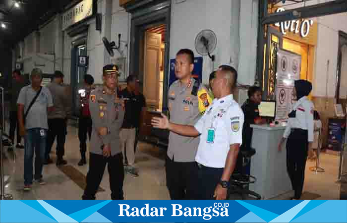  Kapolresta tinjau arus mudik di stasiun ,(Selasa 25/4) di Sidoarjo (Foto : Rino Tutuko )