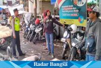 Polresta gelas patroli di beberapa tempat,Rabu (26/4) di pertokoan sidoarjo (Foto : Rino Tutuko )