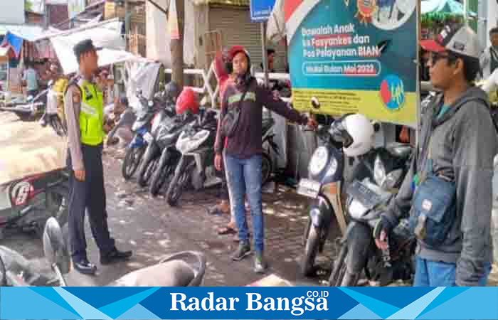 Polresta gelas patroli di beberapa tempat,Rabu (26/4) di pertokoan sidoarjo (Foto : Rino Tutuko )