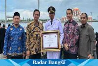 Bupati Sidoarjo mendapatkan penghargaan,Sabtu (29/4) di Makasar (Foto : Rino Tutuko)