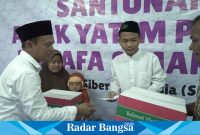 Serikat Media Siber Indonesia (SMSI) Jawa Timur (Jatim) gelar buka bersama sekaligus pemberian santunan  kepada anak yatim, kaum dhuafa dan marbot  di Rusunawa Tanah Merah Surabaya, Minggu (16/4/2023). 
(Dok foto SMSI)