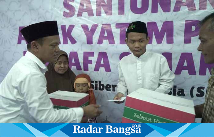 Serikat Media Siber Indonesia (SMSI) Jawa Timur (Jatim) gelar buka bersama sekaligus pemberian santunan  kepada anak yatim, kaum dhuafa dan marbot  di Rusunawa Tanah Merah Surabaya, Minggu (16/4/2023). 
(Dok foto SMSI)