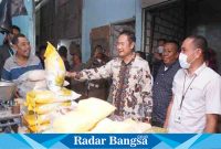 Bupati Lamonagn Yuhronur Efenedi saat mengecek bahan pokok (Dok Pemkab Lamongan for RadarBangsa.co.id)