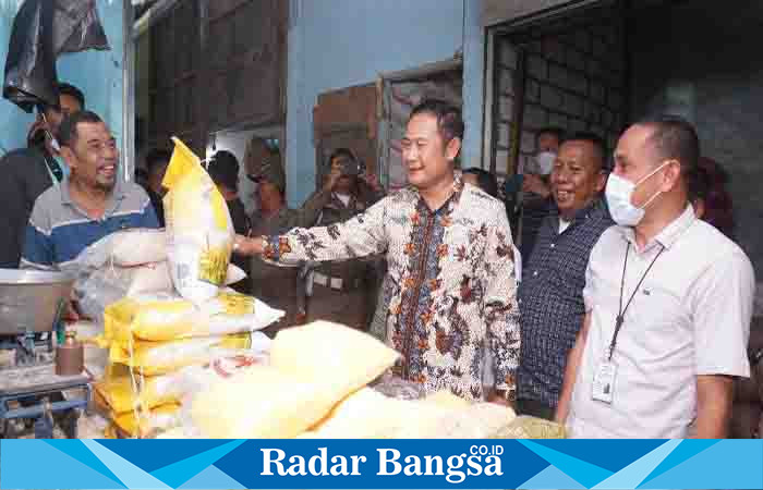 Bupati Lamonagn Yuhronur Efenedi saat mengecek bahan pokok (Dok Pemkab Lamongan for RadarBangsa.co.id)