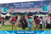 Disprindag Kabupaten Madiun saat menggelar  pasar murah mandiri di Alun-alun Caruban (05/04) (Dok foto Wito)