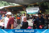  Kesibukan wisatawan baik lokal maupun dari luar daerah memadati pintu masuk objek wisata pantai cemara, panorama nan indah, elok, aman, nyaman, dan berkesan. (Dok photo RadarBangsa.co.id/AE Nasution)