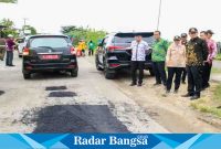 Bupati Lamongan Yuhronur Efendi saat melakukan peninjauan pemeliharaan ruas jalan Sugiyo-Made, Kamis (13/4) di ruas jalan Sugiyo-Made. (Dok foto for RadarBangsa.co.id)