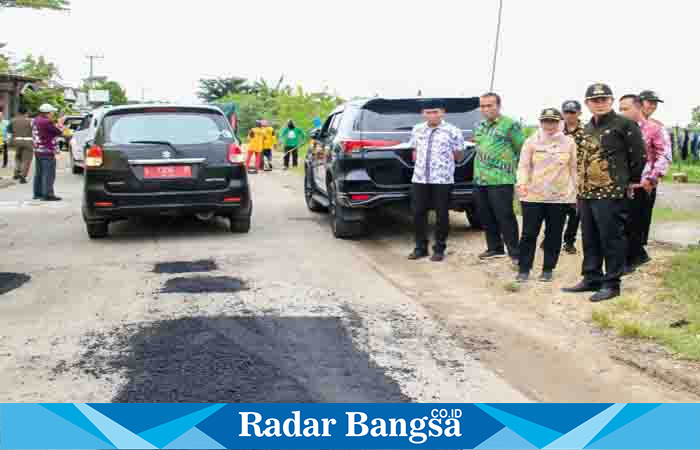 Bupati Lamongan Yuhronur Efendi saat melakukan peninjauan pemeliharaan ruas jalan Sugiyo-Made, Kamis (13/4) di ruas jalan Sugiyo-Made. (Dok foto for RadarBangsa.co.id)