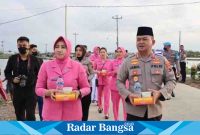 Kapolres Kendal AKBP Jamal Alam H SH SIK MSi bersama Ketua Bhayangkari Cabang Kendal Ny Tyas Jamal dan anggota jajaran Polres Kendal lakukan kegiatan memberikan Takjil kepada masyarakat sekitar TPI Karangsari Kecamatan Kota Kendal, Jumat (31/3/2023). (Dok foto Polres Kendal for Rohadi/RadarBangsa.co.id)