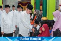 Bupati Lamongan Yuhronur Efendi saat laksanakan Safari Ramadan 1444 H, bagikan bantuan di Masjid Jami’ At-Taqwa, Dusun Klari, Desa Gedongboyoutung, Kecamatan Turi, pada Selasa (4/3). (Dok foto pemkab Lamongan)