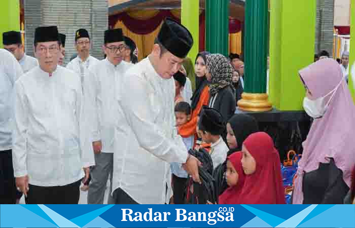 Bupati Lamongan Yuhronur Efendi saat laksanakan Safari Ramadan 1444 H, bagikan bantuan di Masjid Jami’ At-Taqwa, Dusun Klari, Desa Gedongboyoutung, Kecamatan Turi, pada Selasa (4/3). (Dok foto pemkab Lamongan)