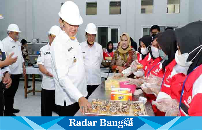 BupatiYuhronur Efendi Lamongan saat mengunjungi Produk industri kecil menengah (IKM) di Lamongan (Dok foto pemkab Lamongan for RadarBangsa.co.id)