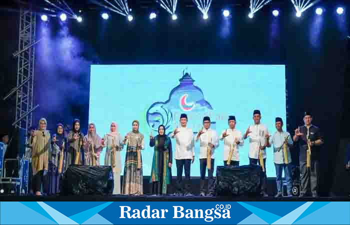 Bupati Lamongan Yuhronur Efendi saat membuka kegiatan yang disebut sebagai master event di Lamongan yakni ramadhan megilan 2023, di halaman gedung Lamongan Sport Center, Jumat (7/4) ( Dok foto Pemkab Lamongan for RadarBangsa.co.id)