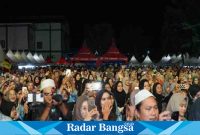 Pengunjung Ramadan Megilan Vol. 2 Tahun 2023 di halaman Gedung Sport Center Lamongan, Minggu malam (9/4).(Dok foto Pemkab for RadarBangsa.co.id)