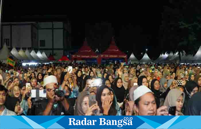 Pengunjung Ramadan Megilan Vol. 2 Tahun 2023 di halaman Gedung Sport Center Lamongan, Minggu malam (9/4).(Dok foto Pemkab for RadarBangsa.co.id)