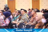 Bupati Lamongan Yuhronur Efendi saat mengikuti kegiatan Sosialisasi dan asistensi RB Tematik dan perubahan roadmap RB 2020-2024 oleh KemenPAN-RB, Selasa (11/4) di Gedung Sasana Praja BKPSDM Surabaya. (Dok foto Pemkab Lamongan fot RadarBangsa.co.id)