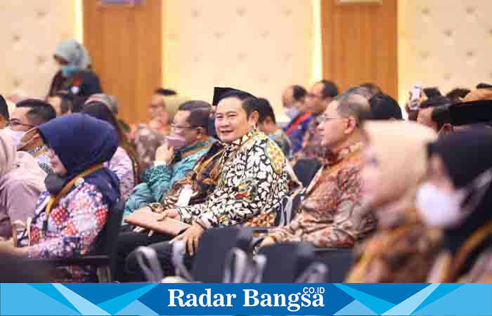 Bupati Lamongan Yuhronur Efendi saat mengikuti kegiatan Sosialisasi dan asistensi RB Tematik dan perubahan roadmap RB 2020-2024 oleh KemenPAN-RB, Selasa (11/4) di Gedung Sasana Praja BKPSDM Surabaya. (Dok foto Pemkab Lamongan fot RadarBangsa.co.id)