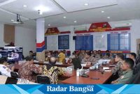 Bupati Lamongan saat mengikuti video conference bersama Kepala Kepolisian Republik Indonesia (Sumber dokumentasi: Humas polres Lamongan)