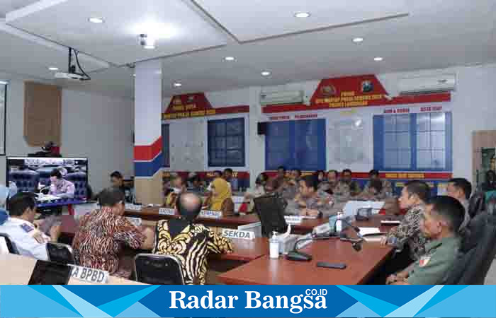 Bupati Lamongan saat mengikuti video conference bersama Kepala Kepolisian Republik Indonesia (Sumber dokumentasi: Humas polres Lamongan)