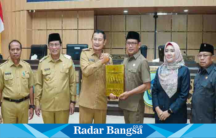  Bupati Lamongan Yuhronur Efendi menerima rekomendasi DPRD atas LKPJ kepala daerah tahun anggaran 2022 di ruang rapat paripurna, Senin (3/4) (Dok foto pemkab for RadarBangsa.co.id)