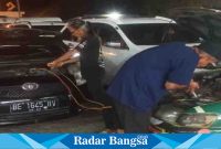 Upaya bantuan oleh jajaran Laskar Merah Putih dalam membantu kendaraan para pemudik yang mengalami kerusakan, Selasa 25/04/2023. (Dok.Darmawan/Radar Bangsa)