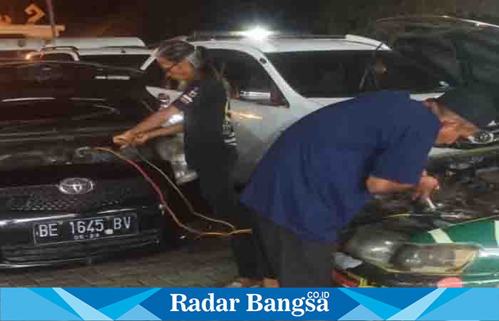 Upaya bantuan oleh jajaran Laskar Merah Putih dalam membantu kendaraan para pemudik yang mengalami kerusakan, Selasa 25/04/2023. (Dok.Darmawan/Radar Bangsa)