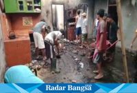 Secara gotong royong warga Sukoharjo II membersihkan sisa-sisa puing akibat kebakaran, Kamis 27/04/2023. (Dok.Darmawan/Radar Bangsa)