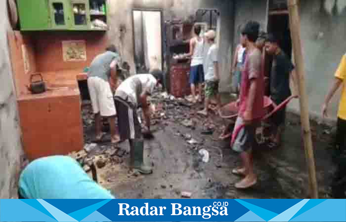 Secara gotong royong warga Sukoharjo II membersihkan sisa-sisa puing akibat kebakaran, Kamis 27/04/2023. (Dok.Darmawan/Radar Bangsa)