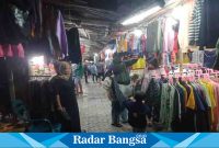 Pasar Plaza Lumajang, ketika ramai pembeli, Sabtu (8/4) malam. (Dok Riyaman/Radarbangsa.co.id)