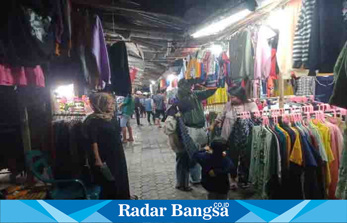 Pasar Plaza Lumajang, ketika ramai pembeli, Sabtu (8/4) malam. (Dok Riyaman/Radarbangsa.co.id)