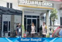  Kapolsek Candipuro bersama anggotanya, ketika melaksanakan kegiatan pengamanan ibadah Jumat Agung (Paskah) di Gereja Pantekosta di Indonesia Adullam Pray, tepatnya di Desa Penanggal, Kecamatan Candipuro, Minggu (9/4/2023). (Dok Humas Polres Lumajang, for Riyaman)