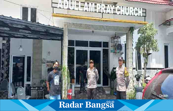  Kapolsek Candipuro bersama anggotanya, ketika melaksanakan kegiatan pengamanan ibadah Jumat Agung (Paskah) di Gereja Pantekosta di Indonesia Adullam Pray, tepatnya di Desa Penanggal, Kecamatan Candipuro, Minggu (9/4/2023). (Dok Humas Polres Lumajang, for Riyaman)