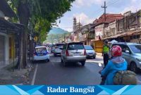 Personil Satgas Kamseltibcar Lantas Ops Ketupat Semeru 2023 Polres Lumajang, ketika melaksanakan kegiatan patroli dan pengaturan di daerah rawan macet dan laka lantas, di jalan raya Klakah, Senin (24/4/2023) kemarin. (Dok Humas Polres Lumajang, for Riyaman).