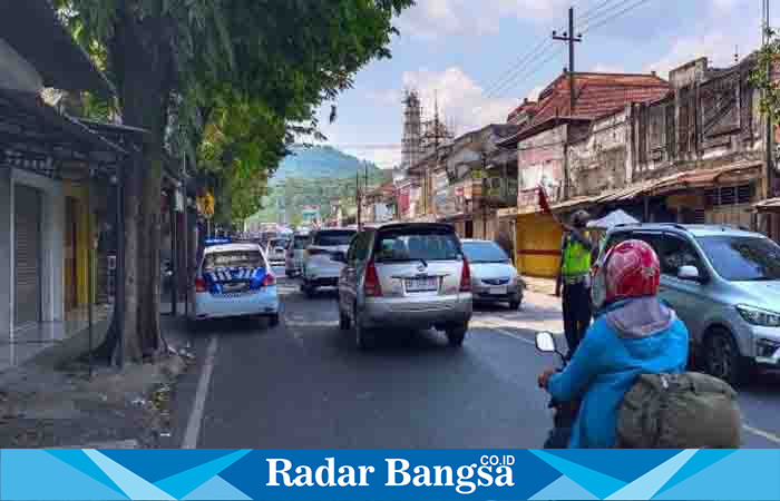 Personil Satgas Kamseltibcar Lantas Ops Ketupat Semeru 2023 Polres Lumajang, ketika melaksanakan kegiatan patroli dan pengaturan di daerah rawan macet dan laka lantas, di jalan raya Klakah, Senin (24/4/2023) kemarin. (Dok Humas Polres Lumajang, for Riyaman).