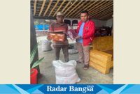 H. Bukasan, S.Pd., MM Sekretaris DPC PDI Perjuangan, yang juga sebagai Wakil Ketua DPRD Kabupaten Lumajang Jawa Timur, ketika berbagi keberkahan di bulan ramadhan dengan masyarakat kurang mampu, Minggu (16/4). (Dok Foto Riaman/Radarbangsa.co.id)