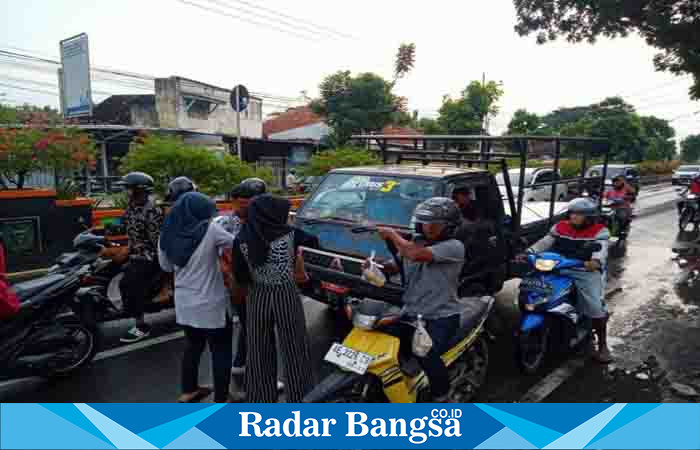 PJI ( Persatuan Jurnalis Indonesia ), melakukan kegiatan bagi-bagi 350 paket takjil di Jalan Soekarno Hatta Kota Madiun, Senin (17/04). (Dok foto PJI)