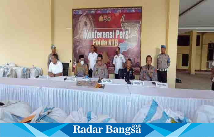  Kapolda NTB Irjen Pol Drs. Djoko Poerwanto dalam konferensi pers yang dilaksanakan di Command Center Polda NTB, Selasa (04/04/2023) (Dok foto humas Poloda NTB for Karina/RadarBangsa.co.id)