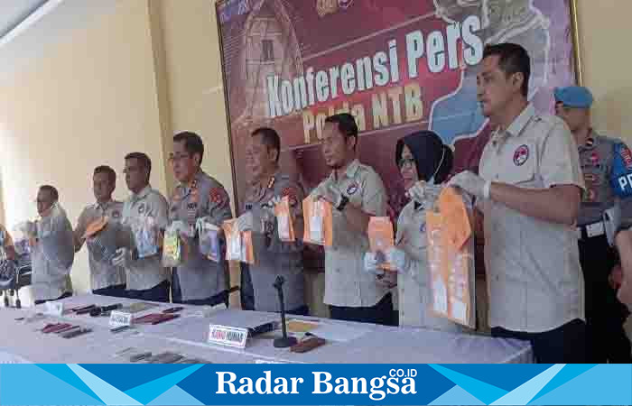 Kapolda NTB Irjen Pol Drs. Djoko Poerwanto  saat konfrensi pers (Dok foto Humas Polda NTB for Karina/ RadarBangsa.co.id)