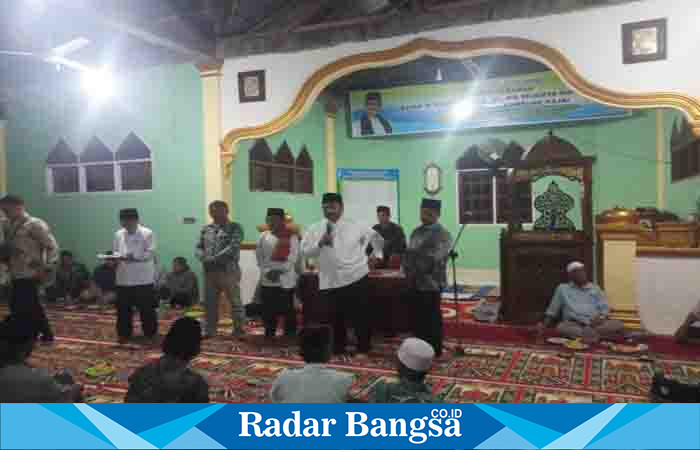 Bupati Benny Utama berikan sambutan saat kunjungan safari Ramadhan di Masjid Agung Kampung Kajai ( Dok foto Yulia)