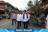 Bupati Benny Utama dan Mara Indak Sekda Pasaman, sambengi pasar Alahan Mati, dalam kegiatan Safari Ramadhan 1444 H. (Dok foto Anafiah)